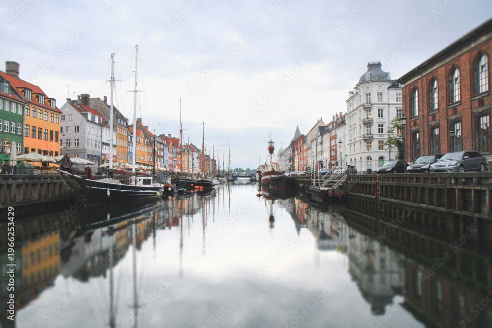 Obraz premium Reflections of Nyhavn canal and colorful buildings in Copenhagen