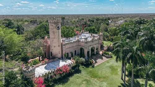 castillo con arboles tomado con un dron en alta resolución