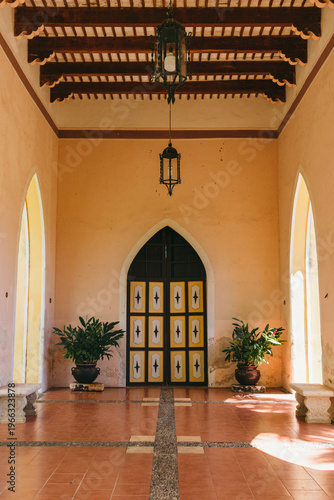 Pasillo iglesia con decoraciones 