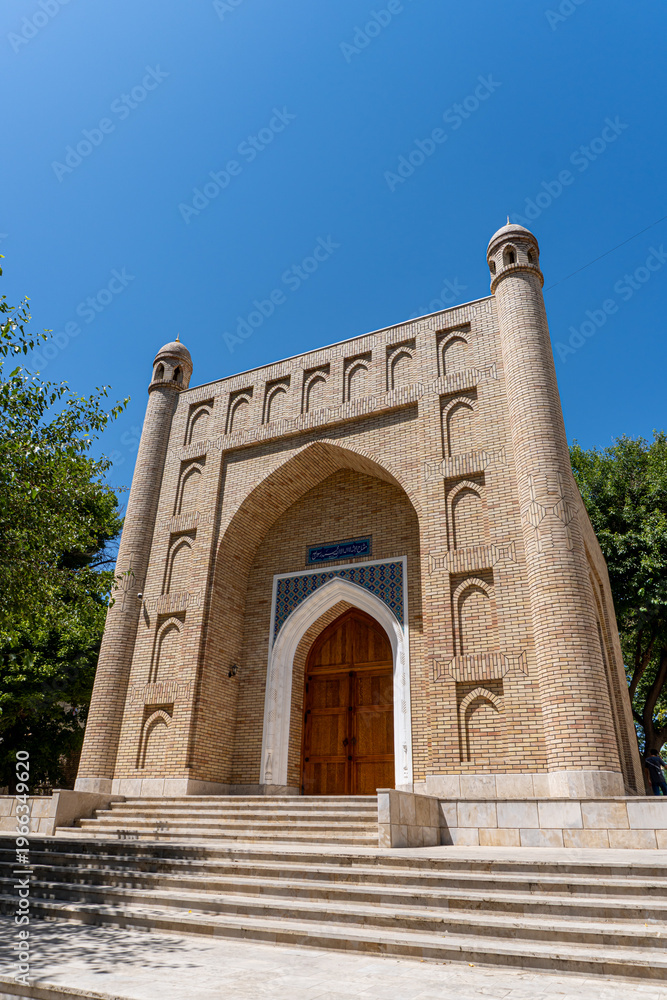 Obraz premium Mosque in Tashkent, Uzbekistan, blue sky, copy space for text