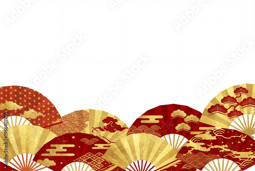 金と赤の扇が並ぶ和風お祝い背景素材 白背景に映える伝統的な慶事デザイン