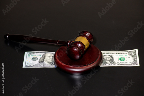 Foto Bribe currency moves fast, gavel stops fraud