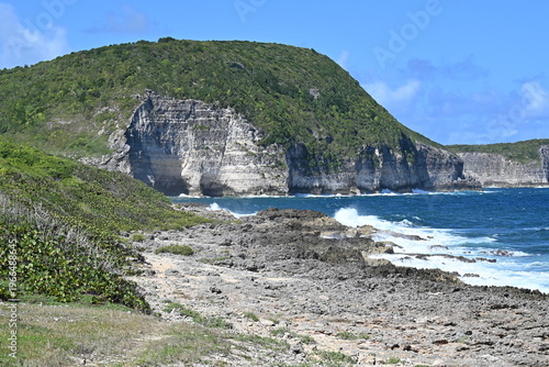 Beau paysage de falaises à Marie Galante aux Antilles Française sous les tropiques