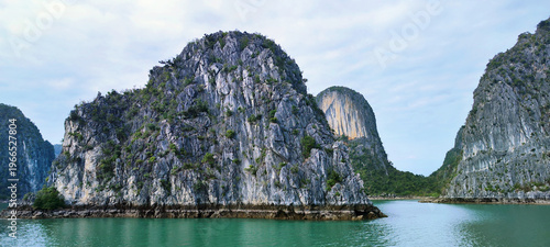 Schilderij op canvas Scenic view of Ha Long Bay with limestone cliffs and emerald water, Unesco World