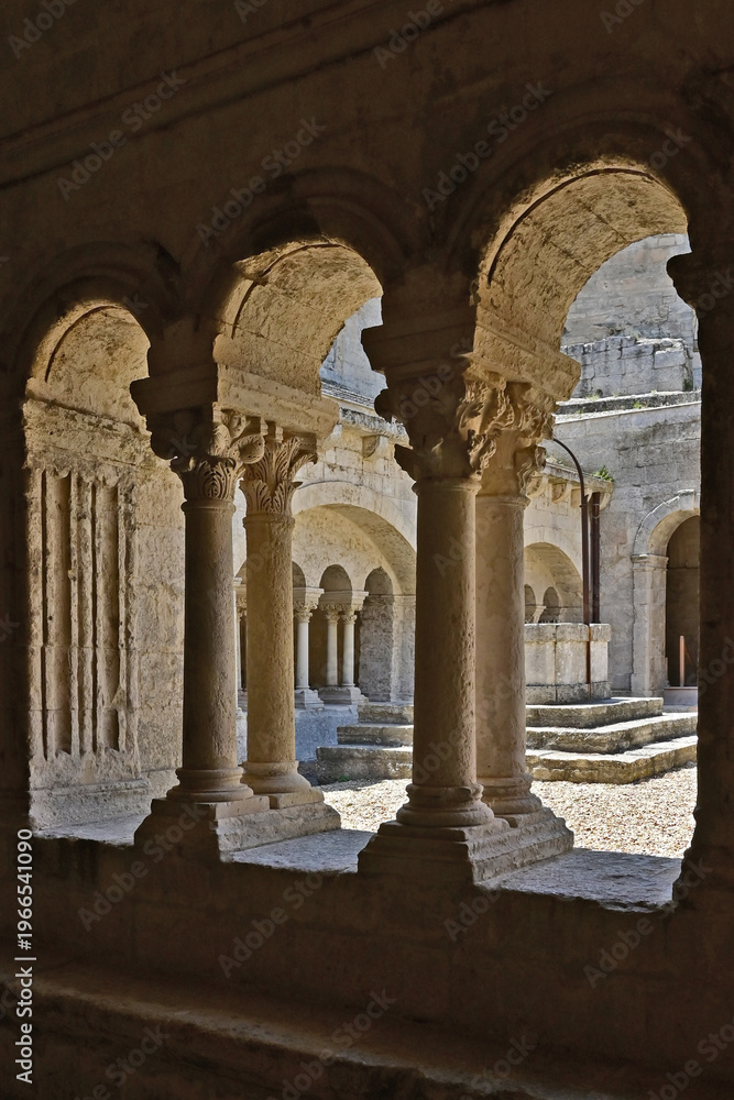Obraz premium Arles, il chiostro dell'abbazia di Montmajour, Provence, France