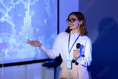 Female business speaker con...