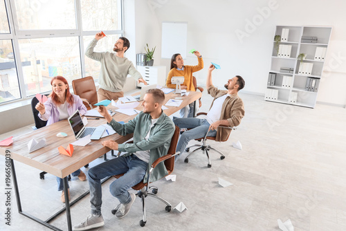 Group of funny colleagues w...