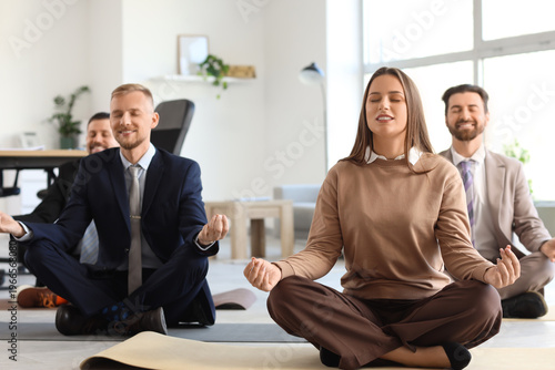 Cuadro en lienzo Group of business people meditating in office