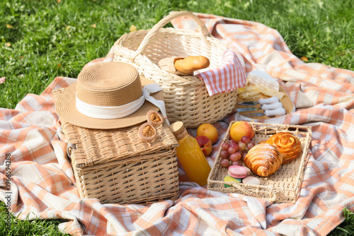 Wicker baskets with hat, ju...