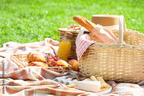 Wicker baskets with hat, ju...