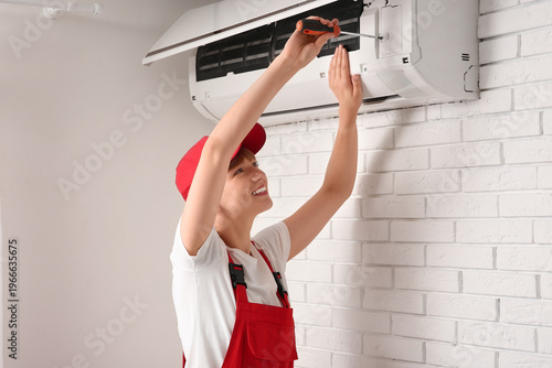 Female technician with scre...