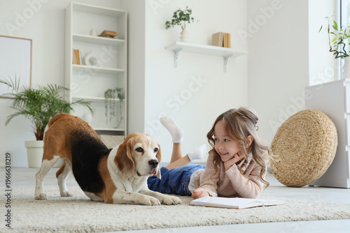 Cute little girl with Beagl...