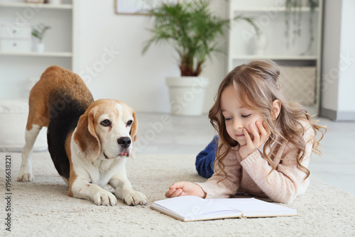 Cute little girl with Beagl...