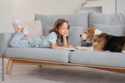 Cute little girl with Beagl...