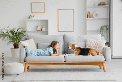 Cute little girl with Beagl...