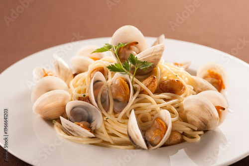 Fotografie Authentic Italian Spaghetti alle Vongole with Fresh Clams, Garlic, and Parsley