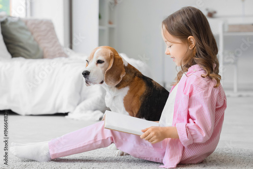 Cute little girl with Beagl...