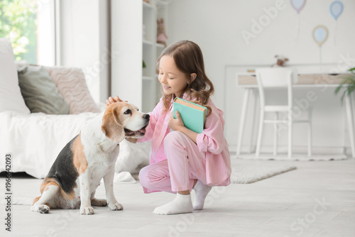 Cute little girl with Beagl...