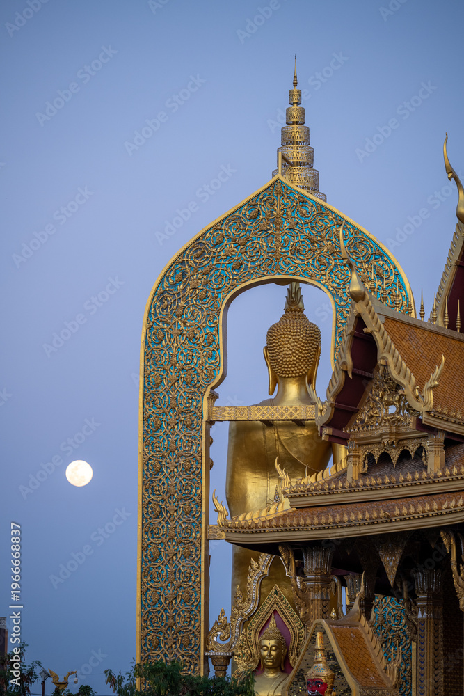 Obraz premium Golden temple tower with moon behind Bangkok Thailand