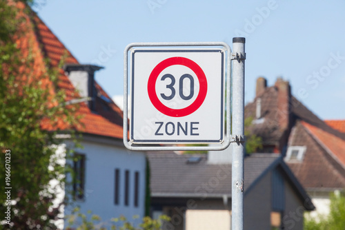 Verkehrsschild Tempo 30 Zone mit Wohngebäuden im Hintergrund , Bremen, Deutschland