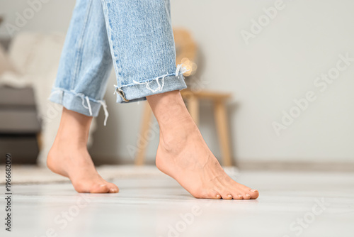 Young woman with flat feet ...