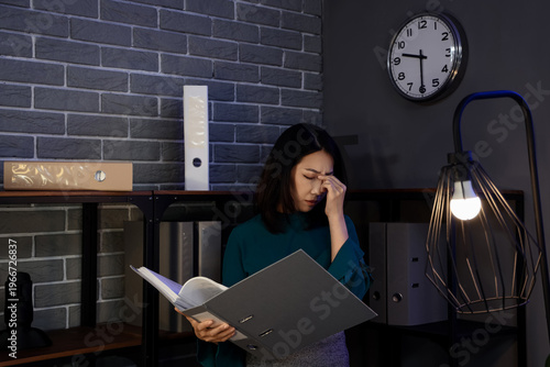 Tired Asian businesswoman w...