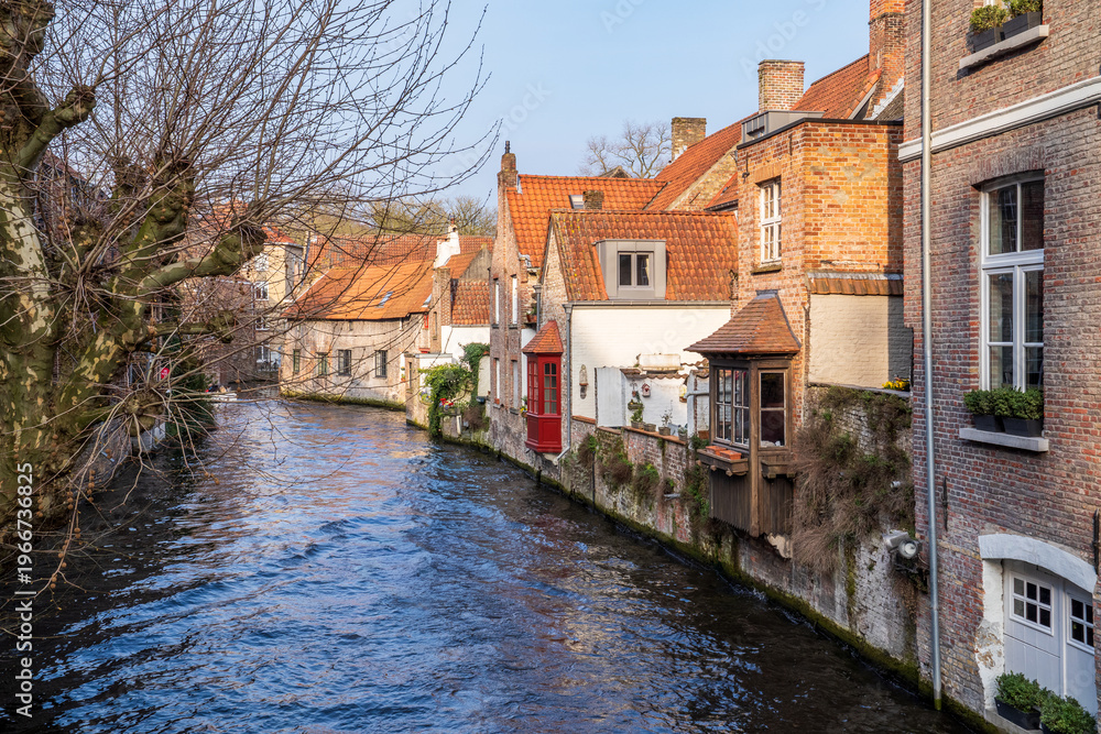 Obraz premium Historic houses and picturesque canals in the center of Bruges, Belgium.