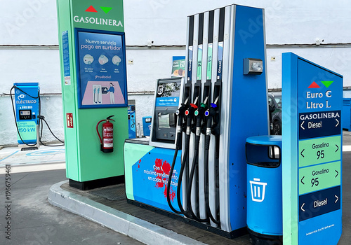 Quadro em tela Gasolinera y manguera para llenar depósito de carburante de coche con gasolina y