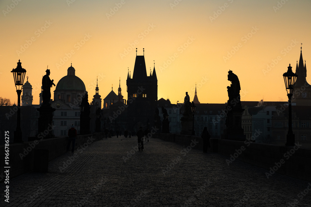 Obraz premium charles Bridge in Prague Czech Republic at sunrise with historic statues