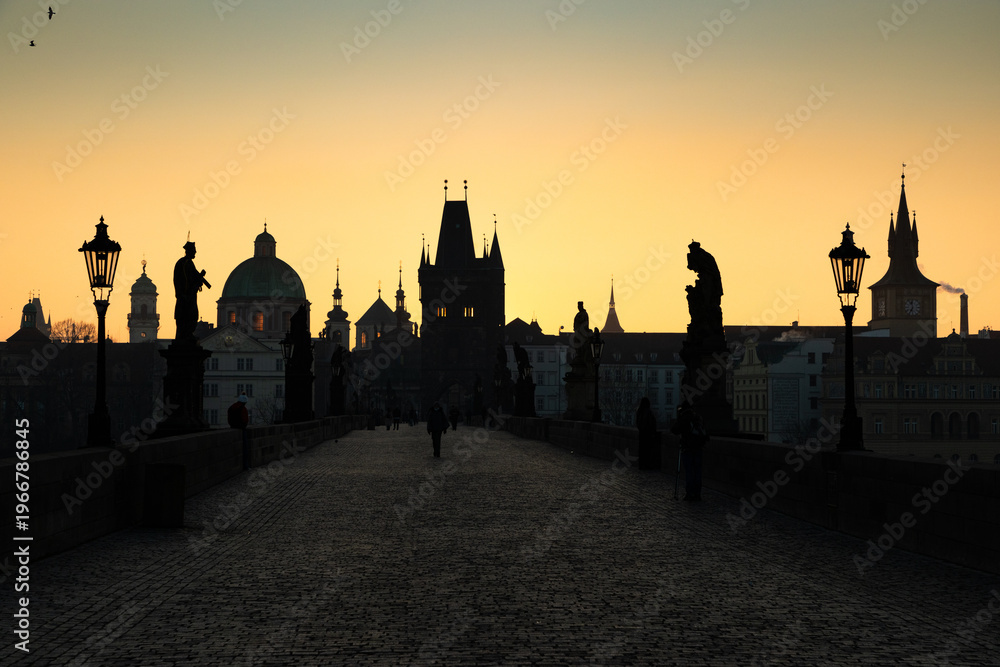 Obraz premium charles Bridge in Prague Czech Republic at sunrise with historic statues