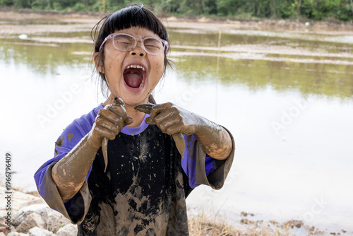 Bild auf Leinwand A Chinese little girl catches loaches