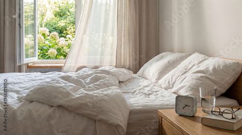 Foto Serene bedroom with an open window, unmade bed, and green garden view on a peaceful morning