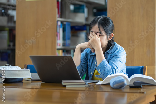 Foto Student struggles with stress during study session at library focused on overcom