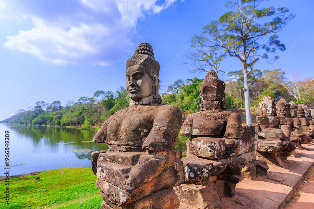 Obraz premium Angkor Thom. Siem Reap, Cambodia. Heads of gods on the South Gate bridge.
