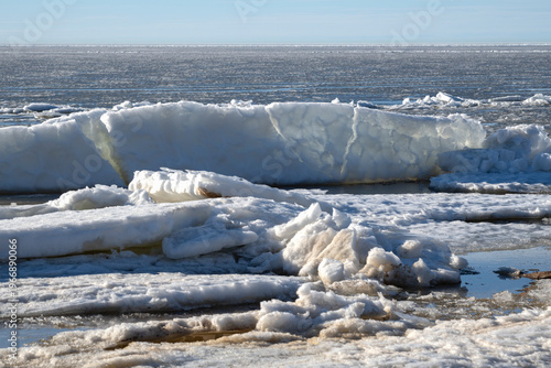 Tableau sur toile Ice blocks on the shore of the Gulf of Finland on a March day