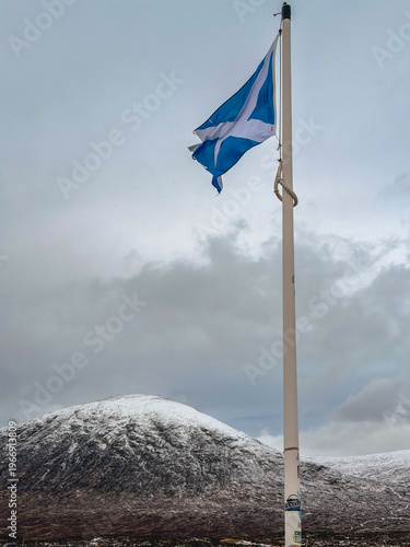 Obraz na płótnie The scottish flag in the snowy mountains of Glencoe, Scotland UK.