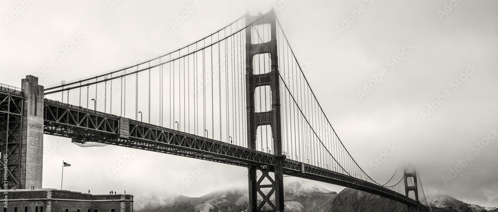 Fototapeta premium The Golden Gate Bridge on a foggy day, San Francisco