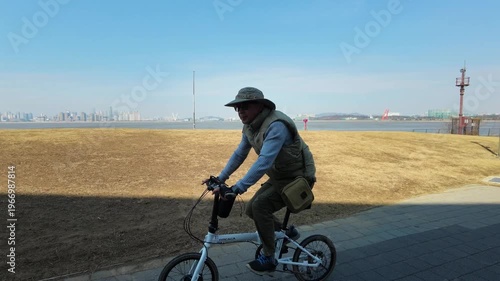 한국에 있는 인천 배곶 신도시 공원에서 자전거 타기