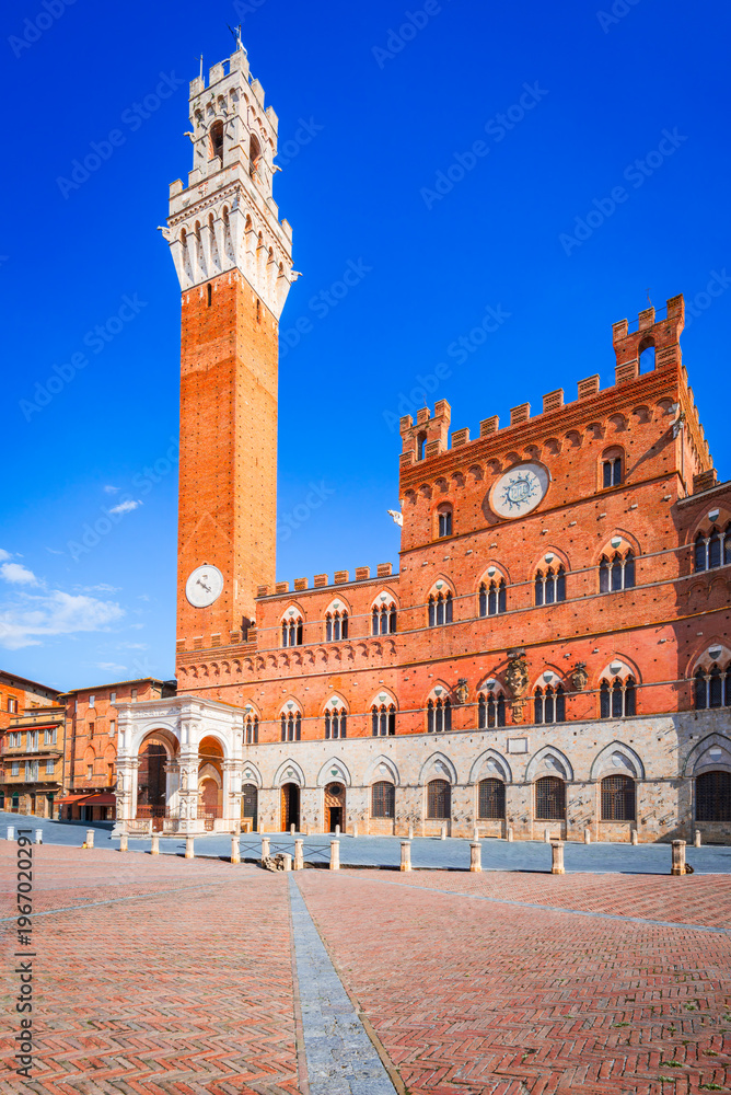 Obraz premium Siena, Italy. Torre del Mangia in Piazza del Campo.