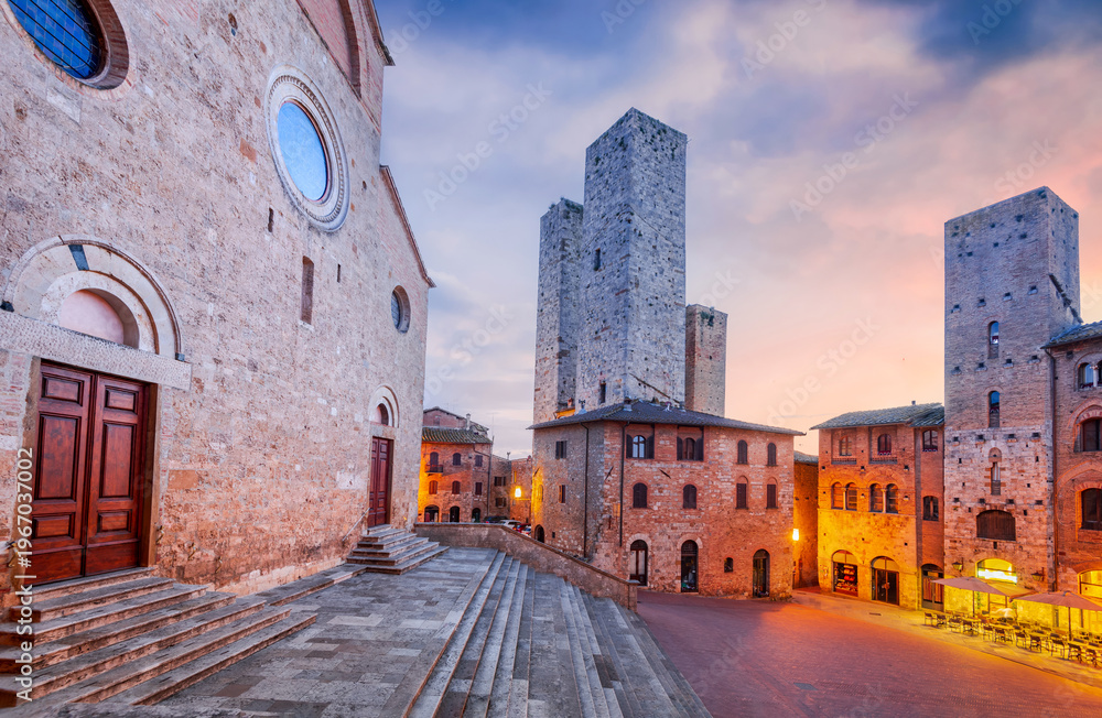 Fototapeta premium San Gimignano, Tuscany - Italy. Picturesque morning view of famous Piazza del Duomo and medieval towers.