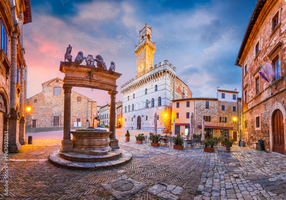 Obraz premium Montepulciano, Tuscany. Beautiful cityscape view on Piazza Grande with Town Hall, historical town in Italy.