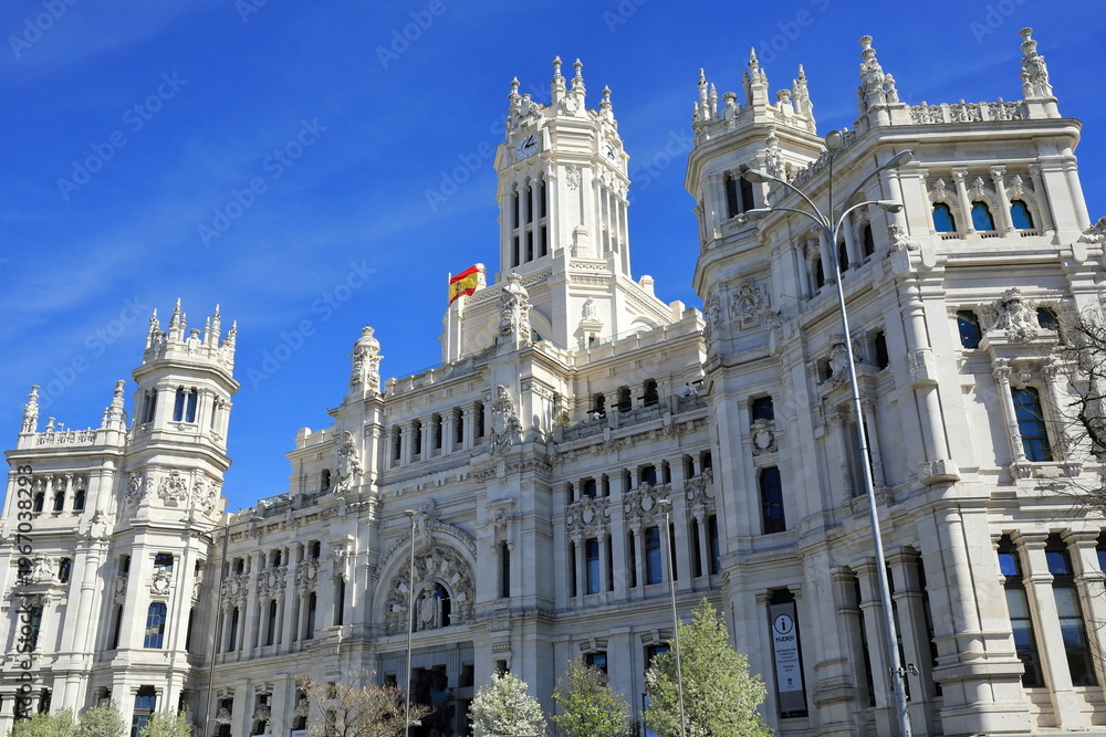 Obraz premium Palacio de Cibeles Façade with Spanish Flag in Madrid