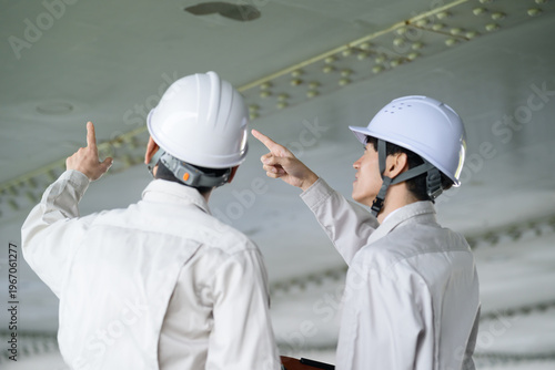 Photos ヘルメットを被って設備の点検をする日本人男性