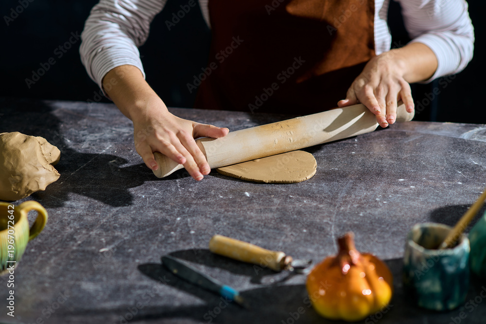 Obraz premium Creative journey unfolds as a young woman shapes clay in a pottery studio