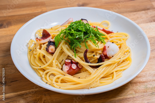 Obraz na płótnie タコと大葉の和風パスタ、シンプルな味付けのスパゲッティ