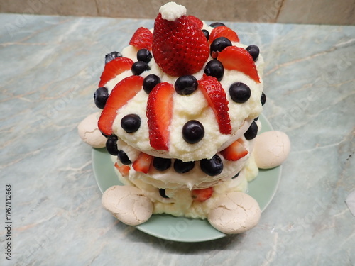 Fotografie homemade baking of merenque pavlova cake
