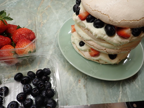 Fotografie homemade baking of merenque pavlova cake