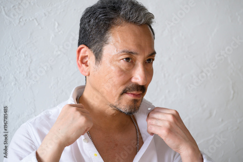 Cuadro en lienzo 白背景でクールな日本人男性