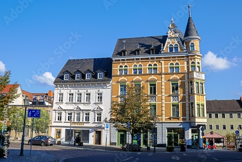 weida, deutschland - sanierte alte häuserzeile am marktplatz