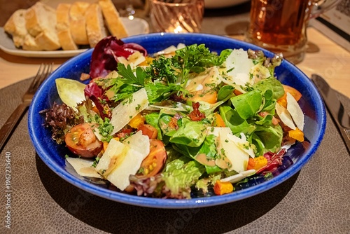 frischer salatteller mit tomaten, käse und kräuter